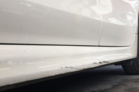 サイドステップ 傷修理 新潟で実施するコーティング施工の様子を写真にして公開しています